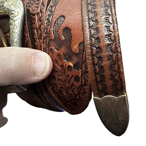 NOCONA BRAND BEAUTIFUL LEATHER TOOLED FLORAL BELT WITH DOUBLE MEDAL BELT LOOP - Picture 9 of 11